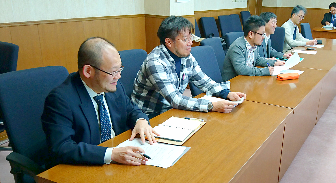 交渉に臨む組合役員