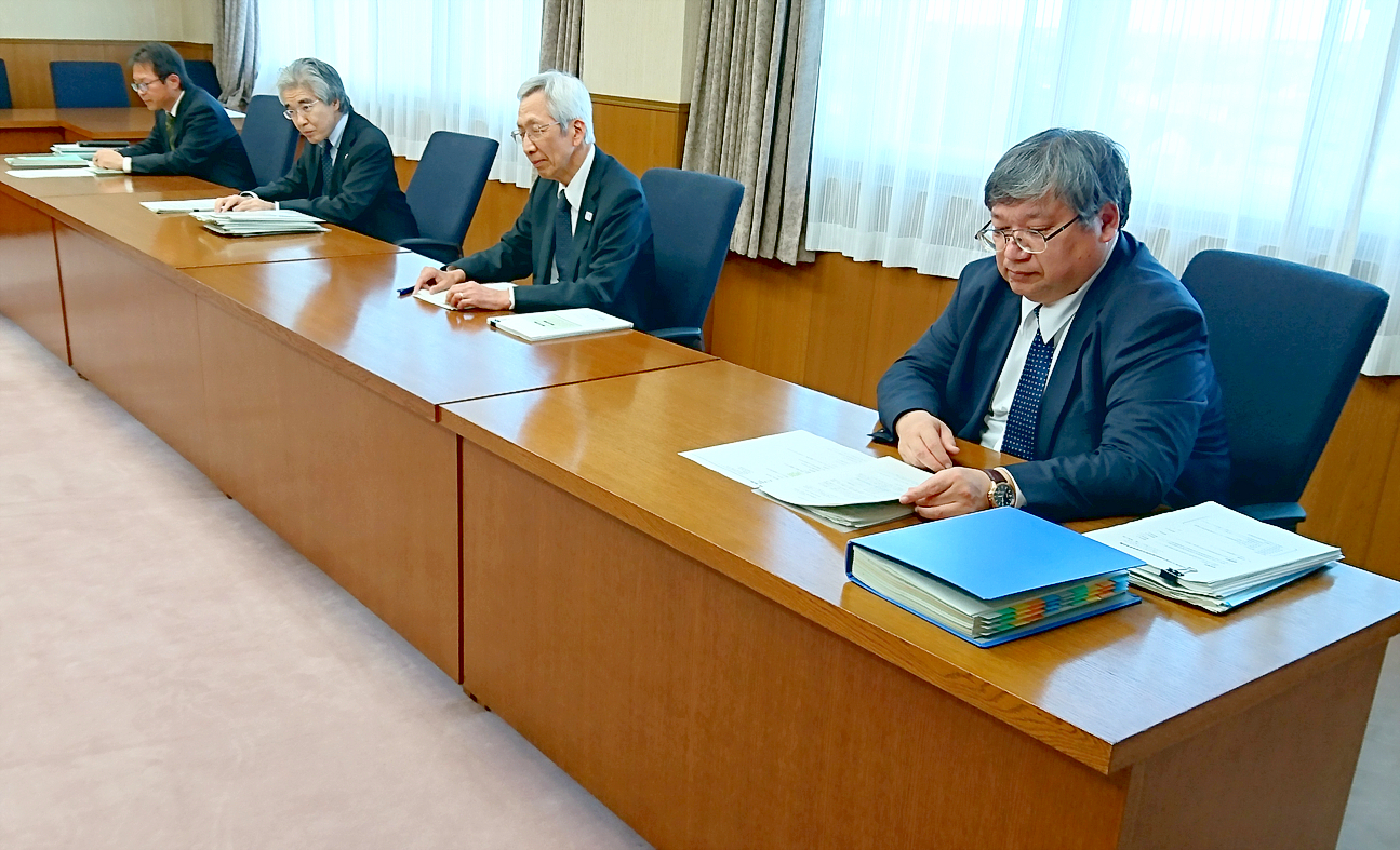 交渉に臨む大学法人側